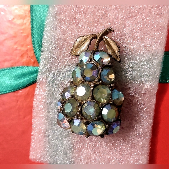 ...And a Partridge in a Pear Tree... Vintage Pear Brooch - Picture 9 of 11